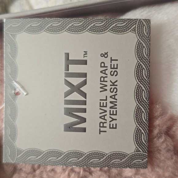 MIXIT BRAND WOMEN'S PINK & WHITE FAUX FUR TRAVEL WRAP SHAWL & EYEMASK SET - Picture 5 of 9